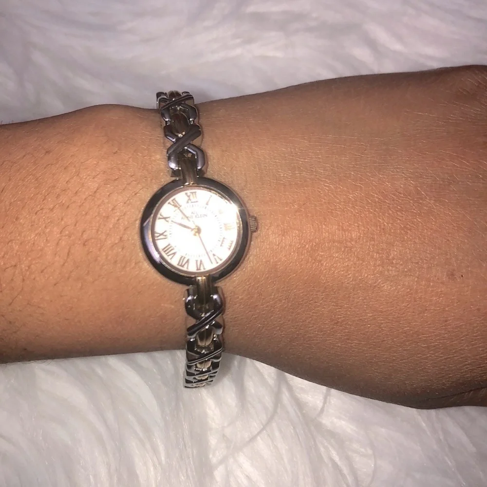 ✨ ANNE KLEIN GOLD AND SILVER LADIES WATCH✨ GENTLY WORN - Picture 3 of 6